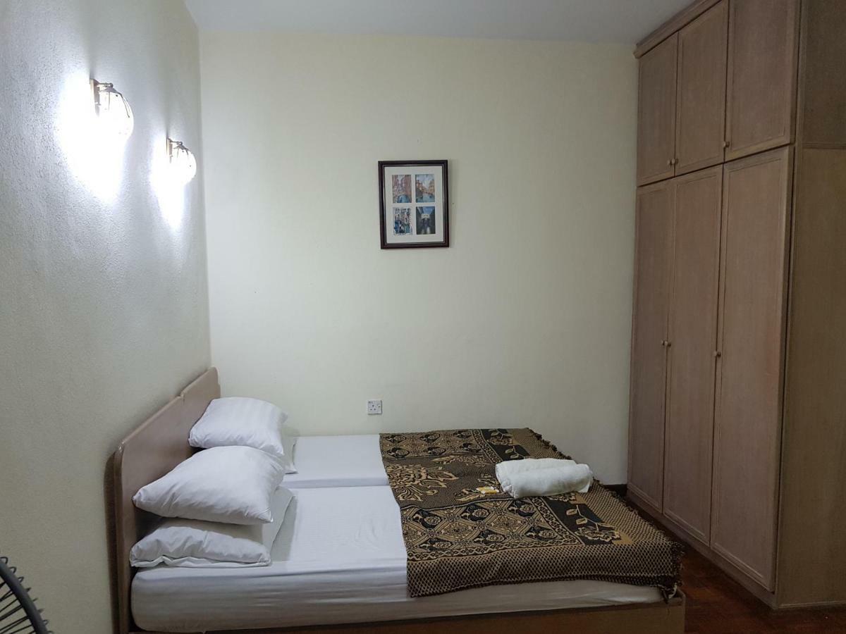 Home Stay Bayu Emas Appartment, Batu Ferringhi Kültér fotó
