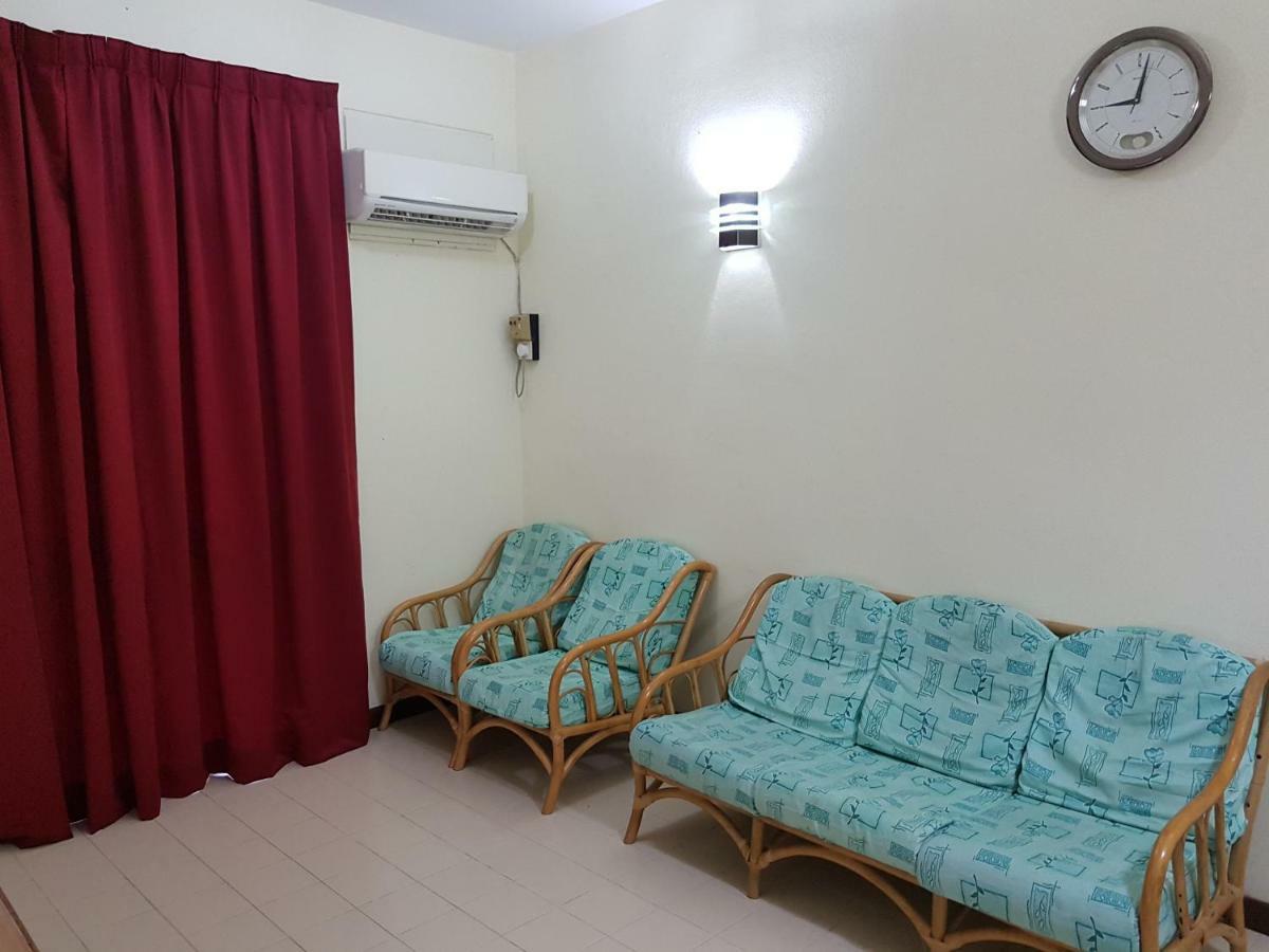 Home Stay Bayu Emas Appartment, Batu Ferringhi Kültér fotó