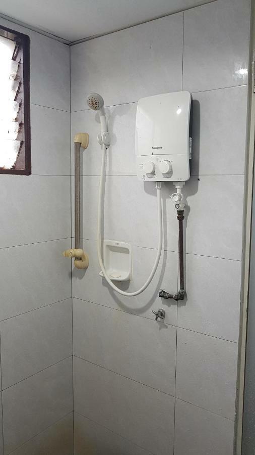 Home Stay Bayu Emas Appartment, Batu Ferringhi Kültér fotó