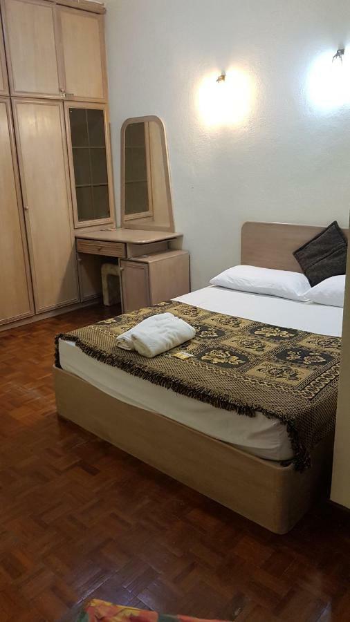 Home Stay Bayu Emas Appartment, Batu Ferringhi Kültér fotó